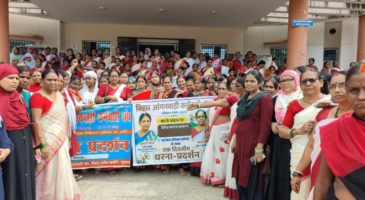 सात माह से मानदेय नहीं मिलने से भड़कीं सेविका-सहायिकाएं, प्रखंड कार्यालय का किया घेराव, नारेबाजी